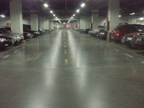 金剛砂地坪打造耐磨抗壓的地下車庫(kù) 金剛砂地坪打造耐磨抗壓的地下車庫(kù)