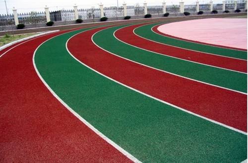 紅配綠的經典搭配，PU塑膠跑道地坪與綠茵草地